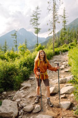 İyi sırt çantalı kadınlar dağ ormanlarında kamp yapar. Macera, seyahat, spor, aktif hayat.