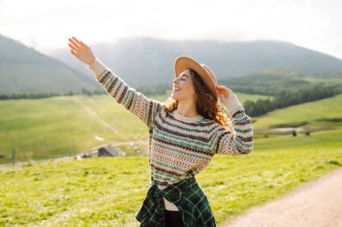Güneşli yaz gününde tarlada yürüyen güzel bir kadın. Doğa, tatil, rahatlama ve yaşam tarzı. Yaz manzarası.