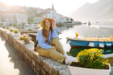 Genç bayan turist şehir manzarasının tadını çıkarıyor. Avrupa seyahati. Yaşam tarzı, tatil, turizm, doğa, aktif yaşam.