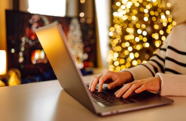 Ev işlerinde çalışan bir kadın klavyeyi kapatıyor. Serbest Çalışan, Çevrimiçi Çalışma, İş Konsepti.