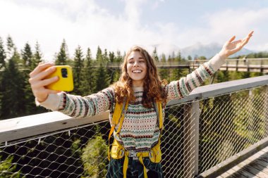 İyi turistler yürüyüş yapar ve akıllı telefon kamerasıyla selfie çeker. Yaşam tarzı, seyahat, turizm, aktif yaşam.