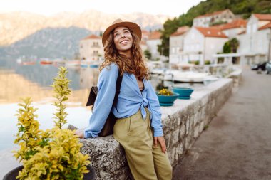 Genç turist sokaklarda yürüyor ve şehrin mimarisinin tadını çıkarıyor. Yaşam tarzı, seyahat, turizm, aktif yaşam.