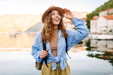 Genç turist sokaklarda yürüyor ve şehrin mimarisinin tadını çıkarıyor. Yaşam tarzı, seyahat, turizm, aktif yaşam.