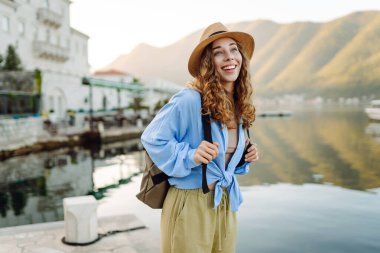 Genç turist sokaklarda yürüyor ve şehrin mimarisinin tadını çıkarıyor. Yaşam tarzı, seyahat, turizm, aktif yaşam.