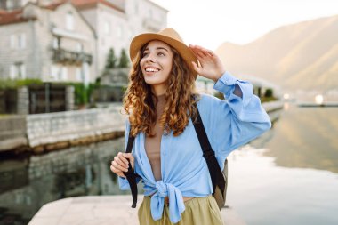 Genç turist sokaklarda yürüyor ve şehrin mimarisinin tadını çıkarıyor. Yaşam tarzı, seyahat, turizm, aktif yaşam.