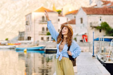 Genç turist sokaklarda yürüyor ve şehrin mimarisinin tadını çıkarıyor. Yaşam tarzı, seyahat, turizm, aktif yaşam.