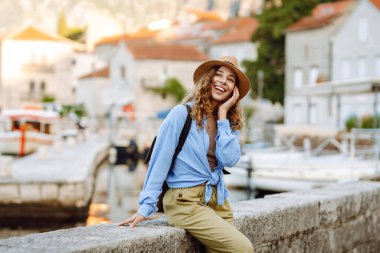 Genç turist sokaklarda yürüyor ve şehrin mimarisinin tadını çıkarıyor. Yaşam tarzı, seyahat, turizm, aktif yaşam.