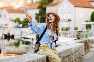 Genç turist sokaklarda yürüyor ve şehrin mimarisinin tadını çıkarıyor. Yaşam tarzı, seyahat, turizm, aktif yaşam.