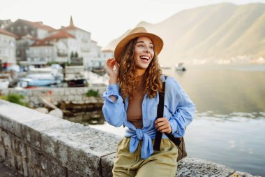 Genç turist sokaklarda yürüyor ve şehrin mimarisinin tadını çıkarıyor. Yaşam tarzı, seyahat, turizm, aktif yaşam.