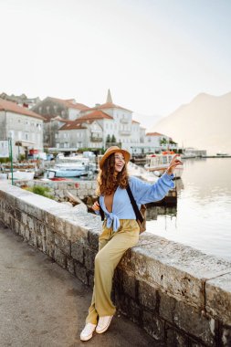 Genç turist sokaklarda yürüyor ve şehrin mimarisinin tadını çıkarıyor. Yaşam tarzı, seyahat, turizm, aktif yaşam.