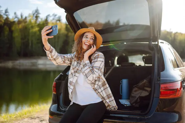 Selfie Nature Happy Woman Sits Trunk Car Uses Smartphone Concept — Stock Photo, Image