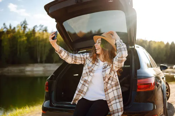 Selfie Alam Wanita Bahagia Duduk Bagasi Mobil Dan Menggunakan Smartphone — Stok Foto