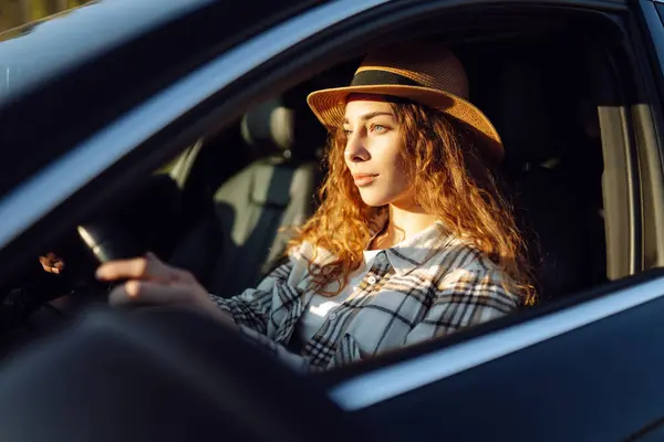 Schöne Junge Frau Steuer Ihres Autos Reiseleiterin Sommerurlaub Und Abenteuer — Stockfoto