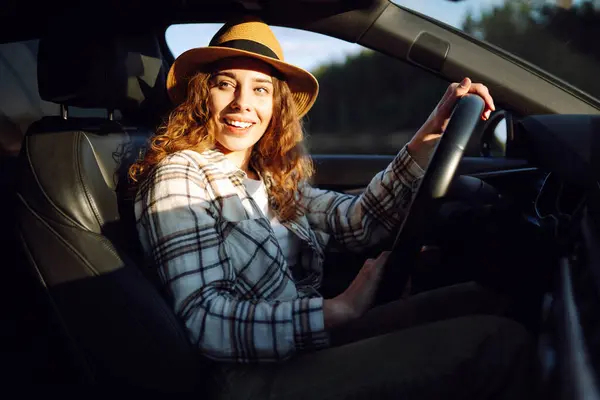 Wanita Muda Yang Cantik Mengendarai Mobilnya Penjelajah Wanita Liburan Musim — Stok Foto