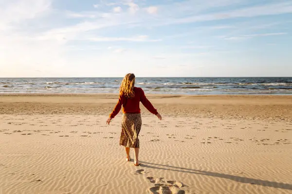 Wanita Muda Menikmati Liburan Santai Pantai Yang Indah Musim Semi — Stok Foto
