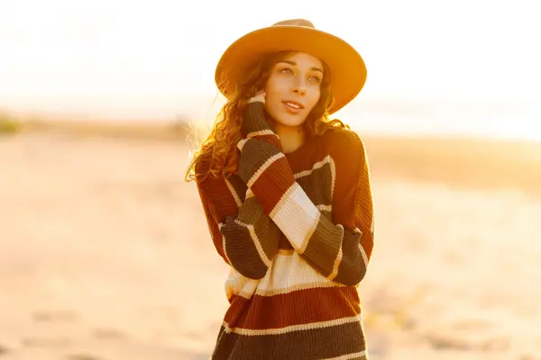 Potret Wanita Muda Menikmati Laut Saat Matahari Terbenam Musim Semi — Stok Foto