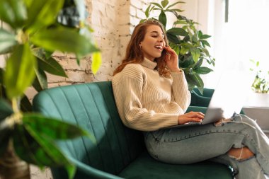 Kafede dizüstü bilgisayar kullanan güzel bir kadın. Eğitim, iş, serbest meslek kavramı. İnternetten alışveriş.