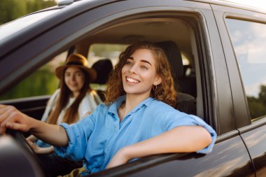 İki modaya uygun çekici genç kadın, arabayla şehre doğru giderken müzik eşliğinde şarkı söylüyorlar. Arabadaki güzel bayan arkadaşlar birlikte araba yolculuğunun tadını çıkarıyorlar..