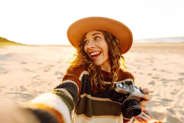 Wanita Cantik Dengan Fotografer Profesional Mengambil Foto Selfie Pantai Saat — Stok Foto