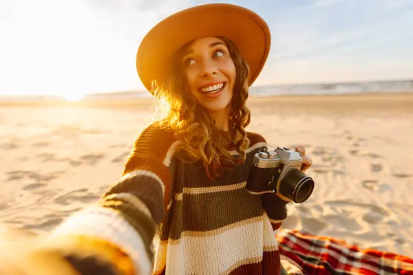 Wanita Cantik Dengan Fotografer Profesional Mengambil Foto Selfie Pantai Saat — Stok Foto