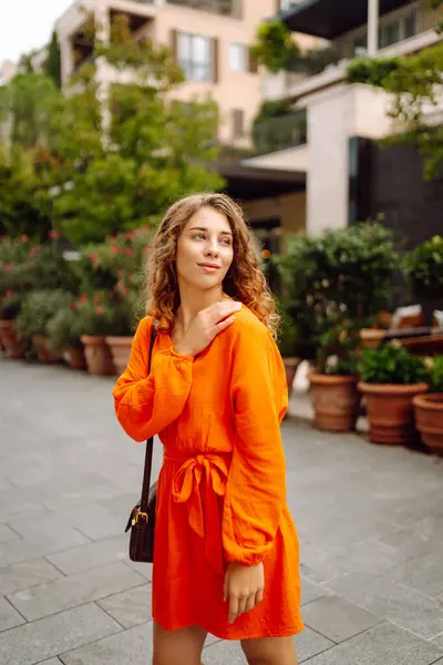 Wanita Bahagia Dengan Gaun Musim Panas Berjalan Jalan Kota Mode — Stok Foto