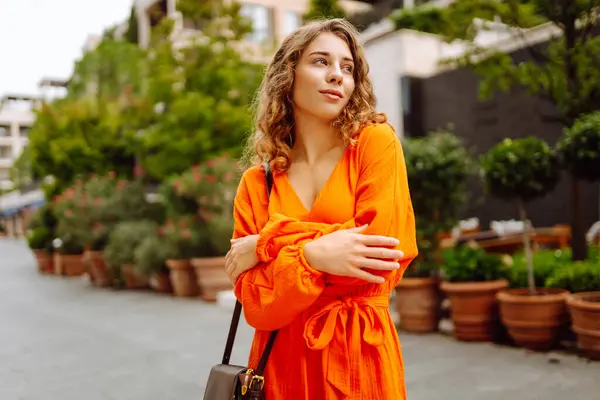 Wanita Bahagia Dengan Gaun Musim Panas Berjalan Jalan Kota Mode — Stok Foto