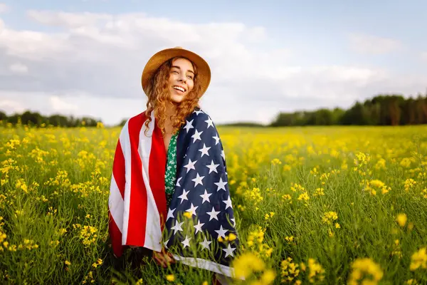 Porträtt Ung Kvinna Med Amerikansk Flagga Njuter Solnedgången Fältet Fjärde — Stockfoto