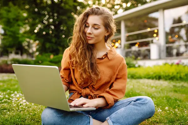 Wanita Cantik Dengan Laptop Rumput Hijau Pendidikan Online Pekerjaan Jarak — Stok Foto