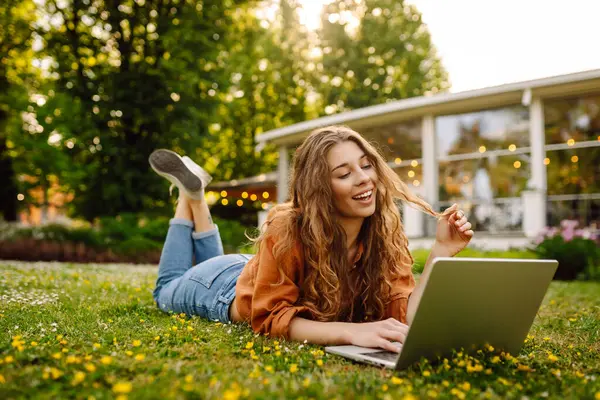 Wanita Cantik Dengan Laptop Rumput Hijau Pendidikan Online Pekerjaan Jarak — Stok Foto