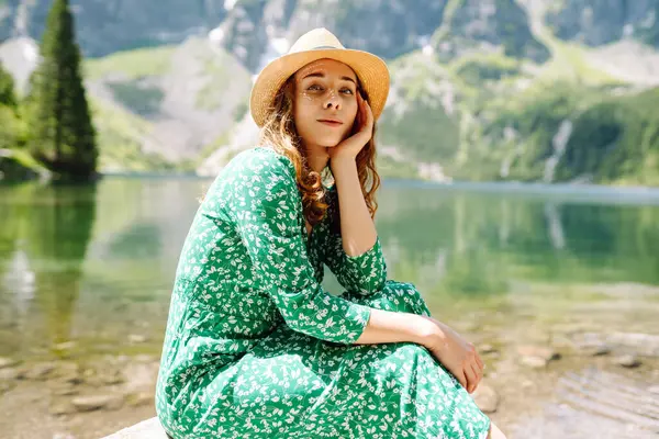 Potret Seorang Wanita Muda Dalam Pakaian Menikmati Pegunungan Sepanjang Danau — Stok Foto