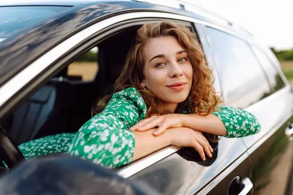 Wanita Muda Menikmati Perjalanan Mobil Liburan Musim Panas Liburan Perjalanan — Stok Foto