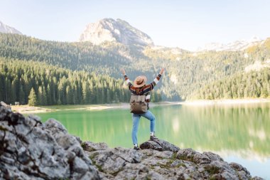 Aktif kadın görkemli dağların güzel manzarasını seviyor. Seyahat, macera. 