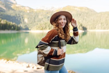 Aktif kadın görkemli dağların güzel manzarasını seviyor. Seyahat, macera. 