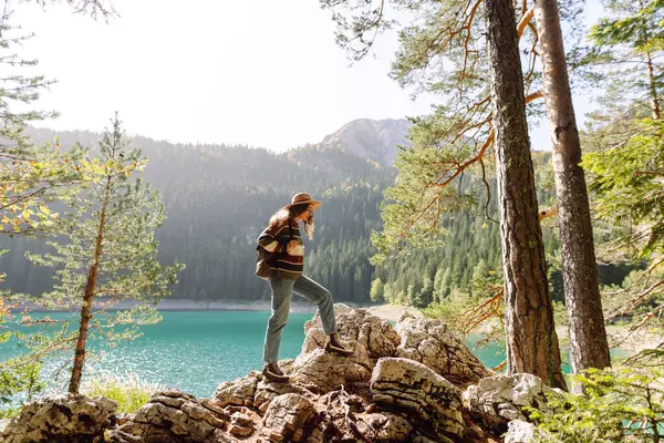 Wanita Aktif Menikmati Pemandangan Indah Dari Pegunungan Yang Megah Perjalanan — Stok Foto