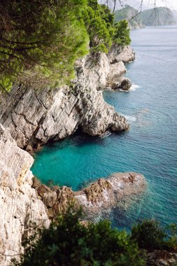 Resimli manzara dağları. Göl manzarası çok güzel. Seyahat, yaşam tarzı, vahşi doğa konsepti..