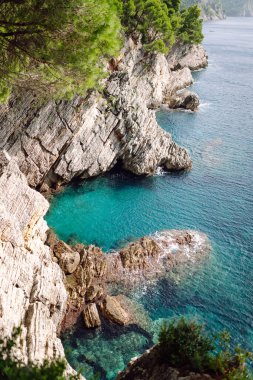 Resimli manzara dağları. Göl manzarası çok güzel. Seyahat, yaşam tarzı, vahşi doğa konsepti..