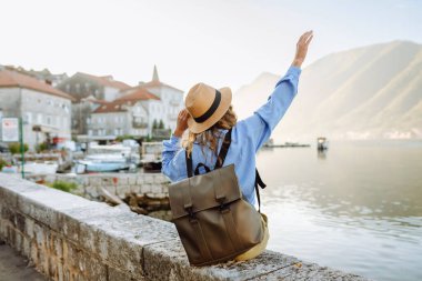 Bir kadın turist gezer ve manzaranın ve eğlencenin tadını çıkarır. Seyahat, yaşam tarzı, macera.