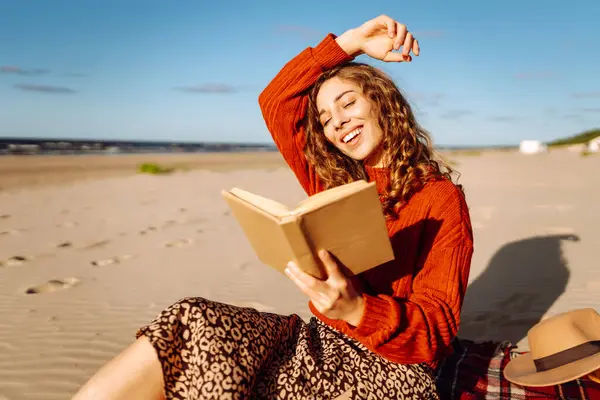 Wanita Cantik Yang Duduk Atas Selimut Membaca Buku Piknik Pantai — Stok Foto