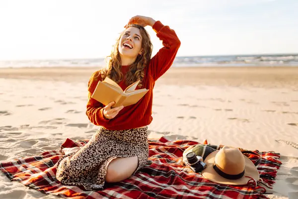 Wanita Cantik Yang Duduk Atas Selimut Membaca Buku Piknik Pantai — Stok Foto