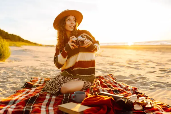 Wanita Muda Pantai Dengan Vintage Camera Piknik Santai Akhir Pekan — Stok Foto