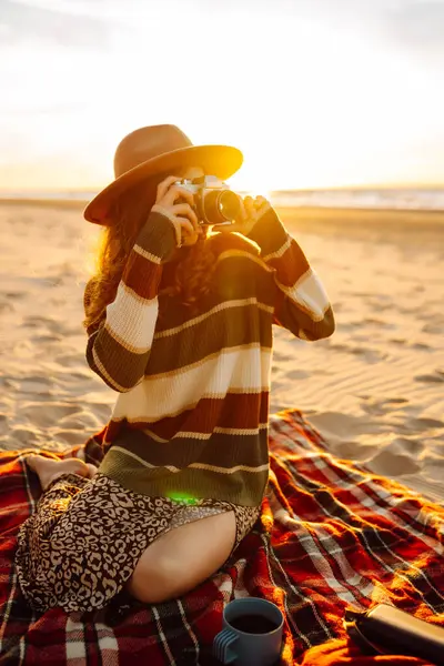 Wanita Muda Pantai Dengan Vintage Camera Piknik Santai Akhir Pekan — Stok Foto
