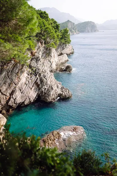 Resimli manzara dağları. Göl manzarası çok güzel. Seyahat, yaşam tarzı, vahşi doğa konsepti..