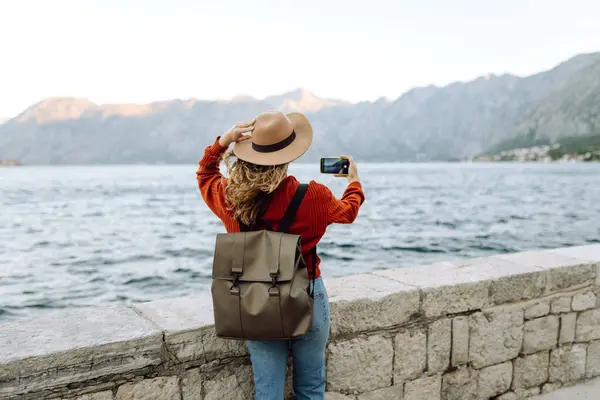 Perempuan Wisatawan Sweter Santai Mengambil Gambar Pemandangan Yang Menakjubkan Dengan — Stok Foto