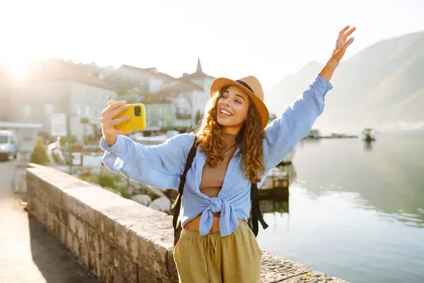 Turis Senang Berjalan Jalan Dan Mengambil Selfie Menggunakan Kamera Smartphone — Stok Foto