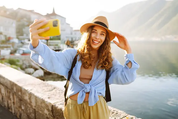 Szczęśliwy Turysta Spaceruje Ulicami Robi Selfie Pomocą Aparatu Smartfona Styl — Zdjęcie stockowe