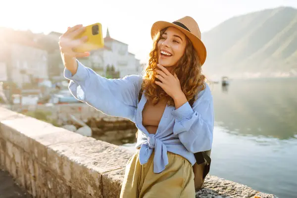 Szczęśliwy Turysta Spaceruje Ulicami Robi Selfie Pomocą Aparatu Smartfona Styl — Zdjęcie stockowe