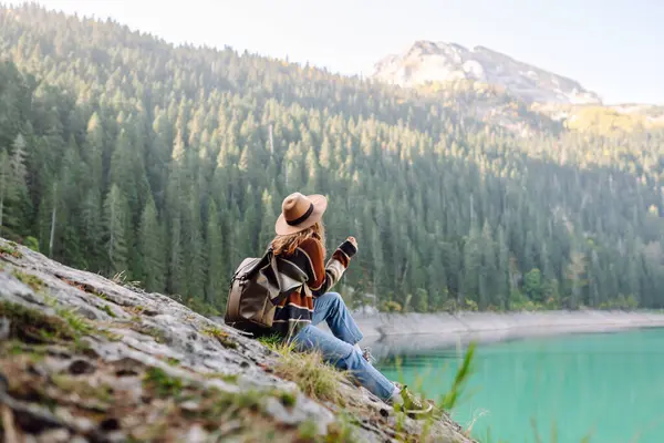 Wanita Muda Menikmati Pegunungan Dan Danau Gaya Hidup Petualangan Alam — Stok Foto