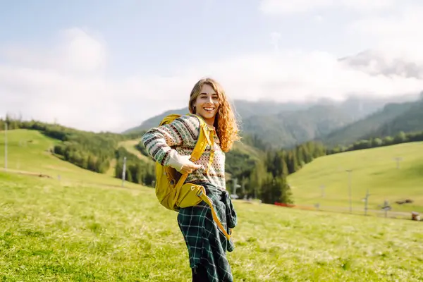 Wanita Wisatawan Mengagumi Pemandangan Pegunungan Alam Wisatawan Wisatawan Lembah Latar — Stok Foto