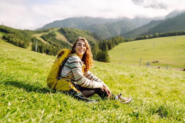 Wanita Wisatawan Mengagumi Pemandangan Pegunungan Alam Wisatawan Wisatawan Lembah Latar — Stok Foto
