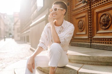 Şehirde şık bir genç kadın. Yaşam tarzı, moda, seyahat, turizm.